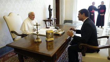Correa, muy informal con el Papa Francisco Correa, muy informal con el Papa Francisco