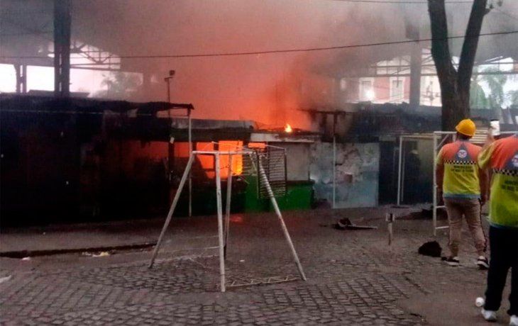 Voraz incendio destruyó la ex terminal de ómnibus de San Miguel de Tucumán