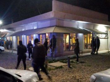 Golpearon a una moza y robaron $2 millones a clientes en una parrilla