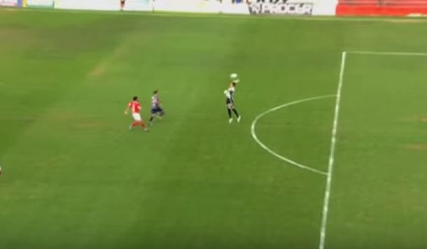 Este arquero se olvidó las reglas y jugó al voley afuera del área