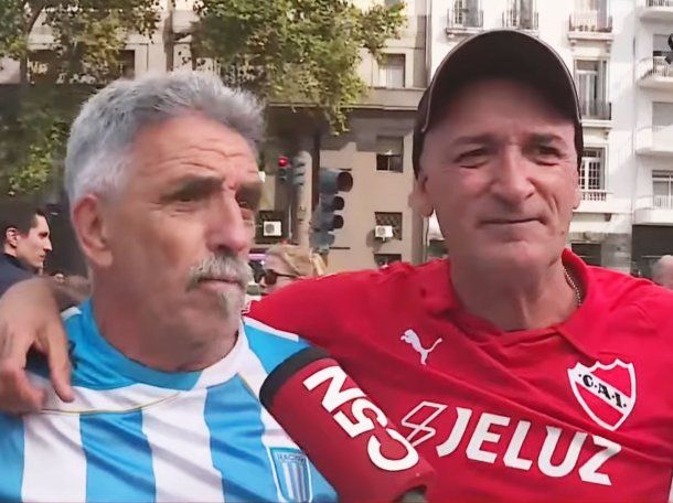 El abrazo de un hincha de Racing y de Independiente en la marcha de jubilados