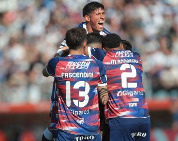 Unión le ganó 3-1 a Gimnasia y llegó a lo más alto de la Zona A