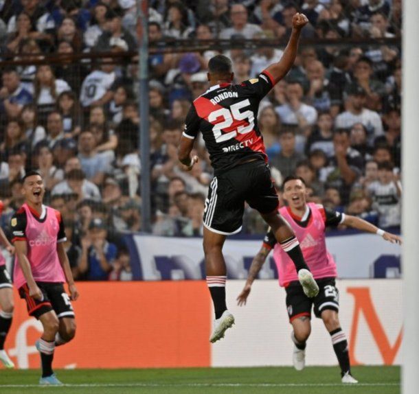 El tremendo golazo de Rondón en el triunfo de River