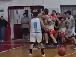 Un partido de básquet terminó en batalla campal en San Luis: dos jugadores se empujaron y comenzaron a golpearse