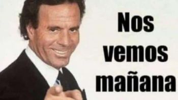 A puro meme: llega el mes que tiene a Julio Iglesias como protagonista