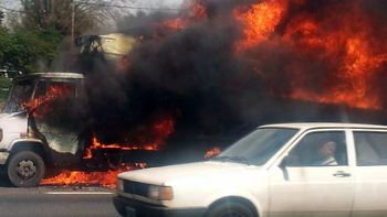 se incendio un camion con autos en la panamericana se incendio un camion con autos en la panamericana