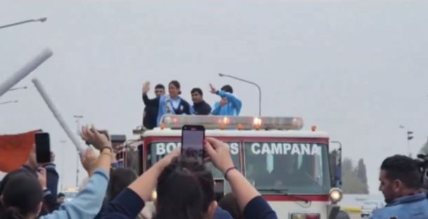 Emotivo recibimiento para la atleta argentina más joven tras su participación en los Juegos Olímpicos