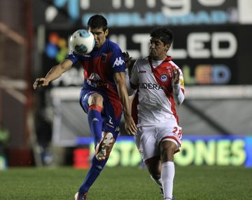 Argentinos venció a Tigre y trepó a lo más alto