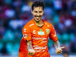 El ex futbolista de River y Boca, con la camiseta de Jaguares de México El ex futbolista de River y Boca, con la camiseta de Jaguares de México