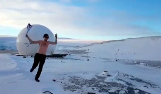 ¡Locura total! Se desnudó en plena Antártida para alentar a la Selección