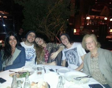 La primera foto de Violetta y Peter en familia