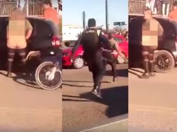 Se desnudó en la vía pública y un policía le pegó con un látigo Se desnudó en la vía pública y un policía le pegó con un látigo
