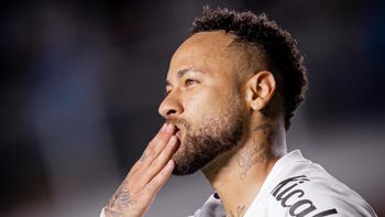 santos empato por la sudamericana como local y neymar se cruzo con sus hinchas santos empato por la sudamericana como local y neymar se cruzo con sus hinchas