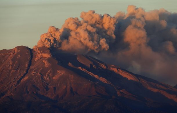 Estiman que pueden continuar las erupciones de cenizas del volcán Calbuco