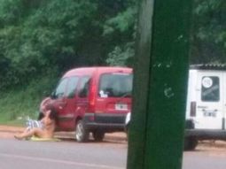 Se desnudó para que su novio que vuelva con ella