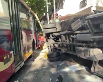 Fuerte choque entre un colectivo y un camión en Almagro dejó al menos 14 heridos