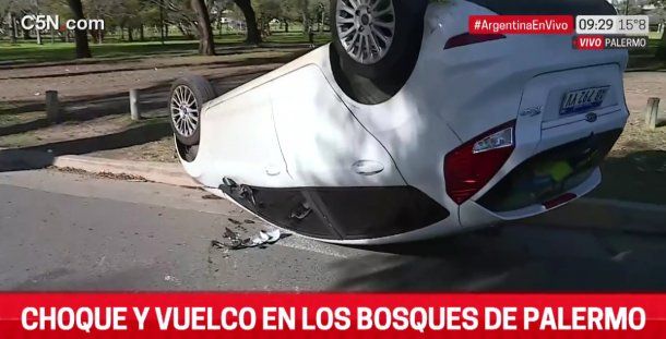 ¿Borrachos? Volcaron en los bosques de Palermo y luego increpan a periodista de C5N