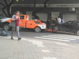 resistio como pudo: se subio al capo para que la grua no llevara el auto resistio como pudo: se subio al capo para que la grua no llevara el auto