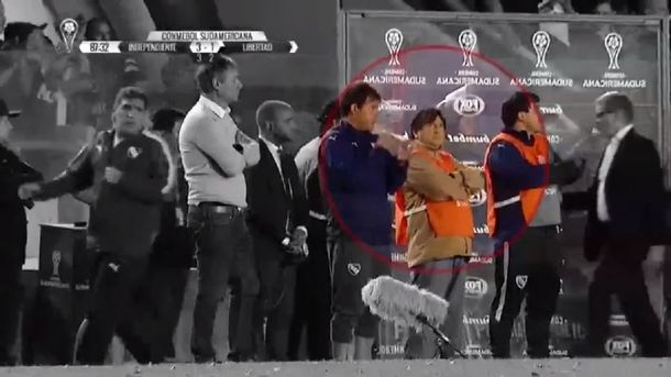 El Brujo Manuel en la cancha de Independiente