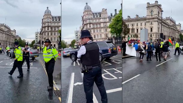 Boris Johnson chocó luego de que un manifestante se cruzara frente a su auto