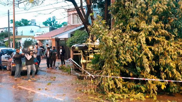 Tragedia familiar en Córdoba: madre e hija chocaron contra un poste y murieron