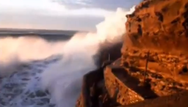 VIDEO: Una gigantesca ola se lleva a una mujer en Francia