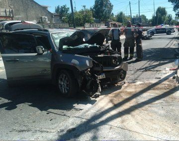 Murieron dos policías tras chocar su moto contra una camioneta
