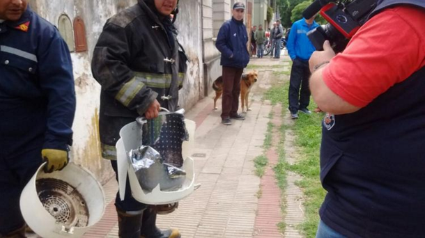 Los bomberos tuvieron que cortar el electrodoméstico para rescatar a la beba