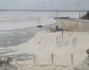 Quequén quedó invadida por espuma marina en medio del ciclón extratropical