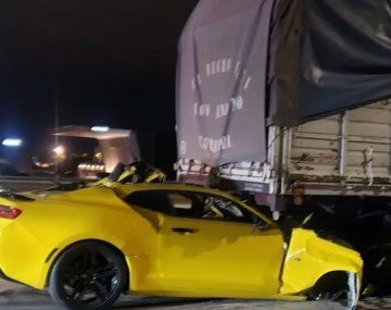 El Camaro quedó incrustado debajo del camión. Foto: Policía de Córdoba
