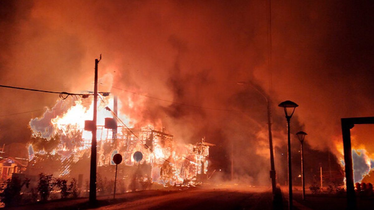 Resultado de imagen de incendiaron edificios públicos tras el crimen de un artista callejero a manos de Carabineros