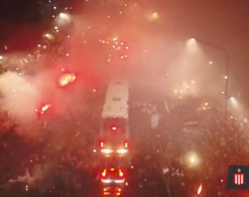 El recibimiento de los de Estudiantes al micro de los jugadores