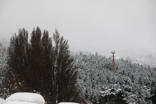 La primavera arrancó con una intensa nevada en Bariloche. (foto: Matías Garay, El Cordillerano). La primavera arrancó con una intensa nevada en Bariloche. (foto: Matías Garay, El Cordillerano).
