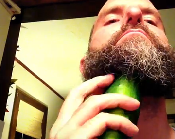 Insólito: una barba mágica vuelve loco a su dueño