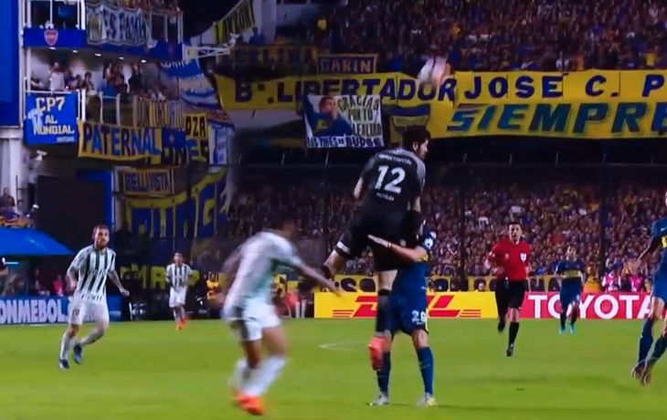 La pelea de Nández y Rossi luego del error en el segundo gol del Palmeiras