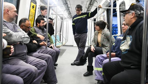Gisela Marziotta con trabajadores del subte