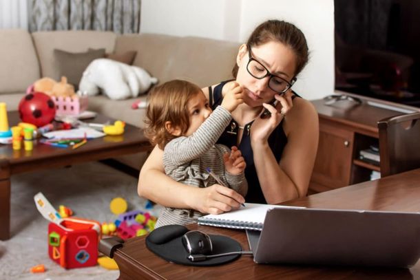 Trabajo no remunerado: las mujeres dedican gran parte de su semana laboral al hogar