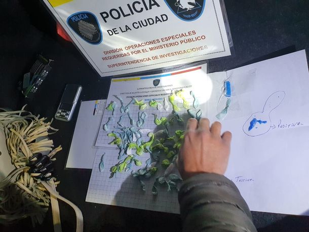 Detuvieron en Balvanera a una mujer que vendía cocaína y la escondía en el tapabocas