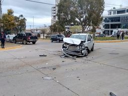 choque y vuelco en las puertas de un colegio: piden reductores y carteleria choque y vuelco en las puertas de un colegio: piden reductores y carteleria