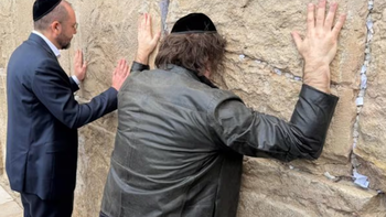 javier milei llego a israel y paso por el muro de los lamentos