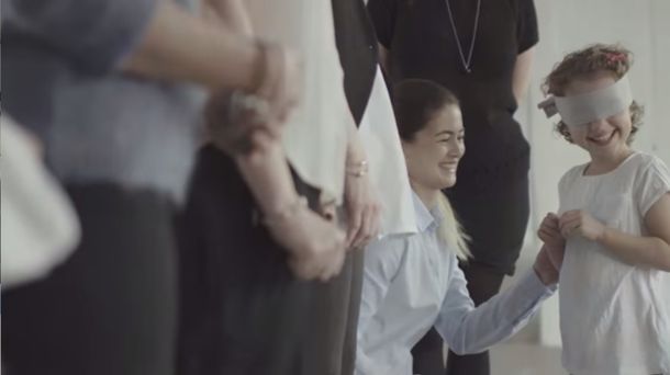 Experimento: ¿Podrías reconocer a tu mamá con sólo tocarle la cara?