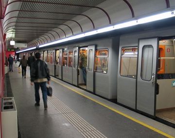 Ola de calor en Europa: reparten desodorantes contra el mal olor en el subte