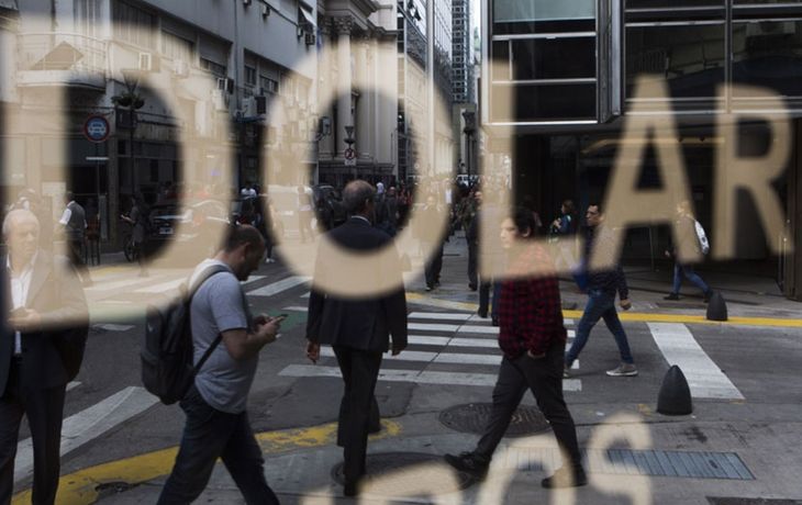 El mercado desconfía del plan parche de Macri y el dólar se disparó a $43,69