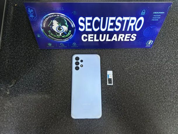 El celular secuestrado al detenido. El celular secuestrado al detenido.