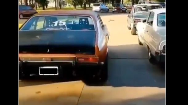 VIDEO: Circuló en una Chevy a alta velocidad y en zigzag, y le suspendieron la licencia