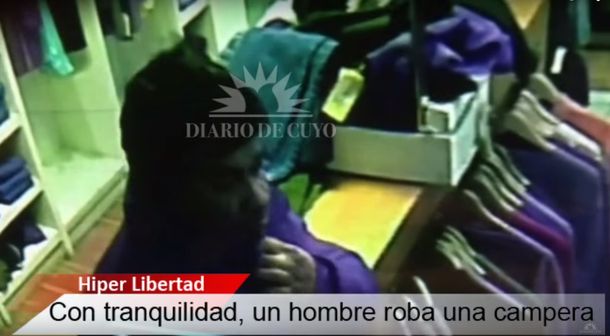 El robo perfecto: entró a un local, se probó una campera y se la llevó puesta