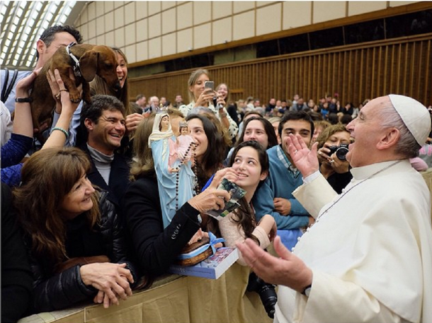El papa Francisco abre la puerta del Vaticano a todos: ahora bendijo a un perro salchicha