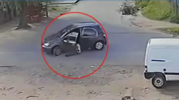 Video: el violento robo de auto a una maestra que fue arrastrada por ladrones en Virrey del Pino