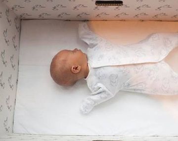 En Finlandia regalan cajas de cartón para las cunas de los bebés