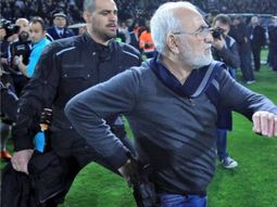 el presidente del paok entro armado a reclamarle al arbitro y ahora pidio disculpas el presidente del paok entro armado a reclamarle al arbitro y ahora pidio disculpas